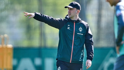 Ole Werner gibt im Training ein Kommando.