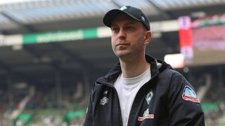Ole Werner steht im Weser-Stadion am Spielfeldrand.