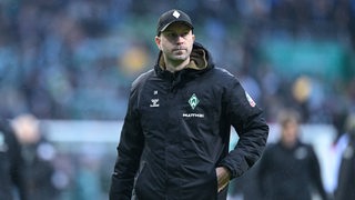 Ole Werner schaut nachdenklich im Weser-Stadion.