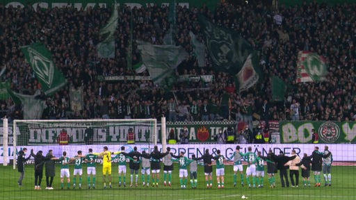 Die Mannschaft lässt sich nach dem Sieg von den Fans im Weserstadion bejubeln.