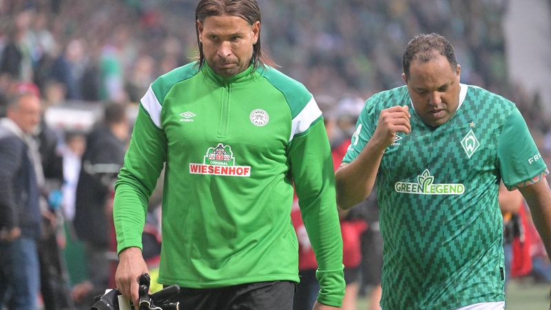 Tim Wiese läuft im Weser-Stadion neben Ailton.