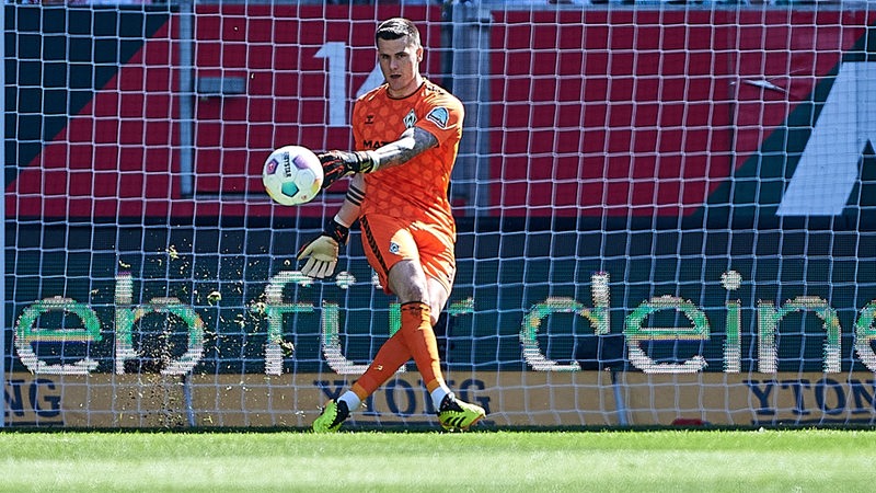 Werder-Torhüter Michael Zetterer beim Abstoß.