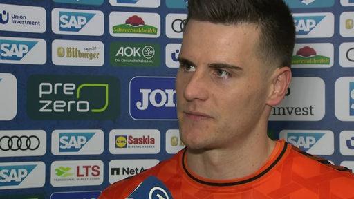 Werder-Torhüter Michael Zetterer gibt der ARD ein Interview.