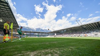 Blick ins Stadion im Zillertal bei Sonnenschein während eines Testspiels zwischen Werder und Besiktas Istanbul.