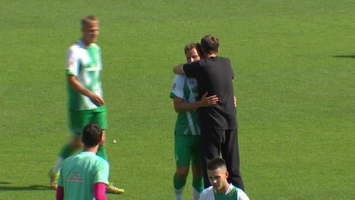 Der Werder II Kapitän Philipp Bargfrede wird nach seinem Tor in den Arm genommen und bejubelt.