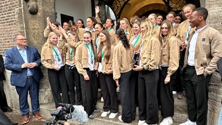 Die Fußball-Frauen-Mannschaft von Werder-Bremen vor dem Eingang des Rathauses in Bremen