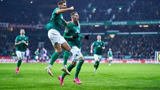 Werder-Spieler jubeln im Weserstadion