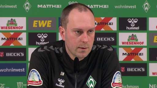 Werdertrainer Ole Werner in der Pressekonferenz. 