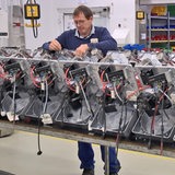 Ein Mann montiert an einer Maschine.
