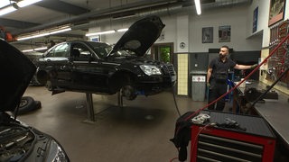 Ein Gebrauchtwagen wird in einer Werkstatt repariert.