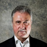 Claus Weselsky schaut in die Kamera.