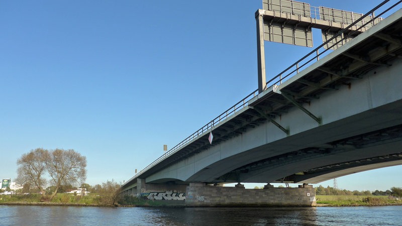Die Weser-Brücke der A1 in Bremen