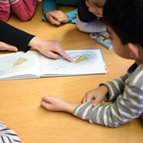 In einem Bilderbuch werden Kindern Begriffe gezeigt
