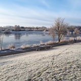 Auf einem Fluss haben sich Eisschollen gebildet.