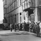 Warteschlange vor Schünemannhaus wegen Zeitungskauf, an der 2. Schlachtpforte