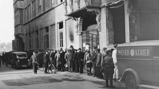 Warteschlange vor Schünemannhaus wegen Zeitungskauf, an der 2. Schlachtpforte
