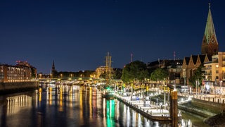 Blick auf die Schlachte und die Weser in der Nacht