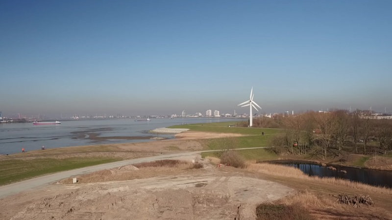 Luftbild vom Weser-Bogen bei Bremerhaven, wo der Offshore-Terminal entstehen soll.