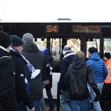 Polizeikräfte überwachen die Abfahrt der am Bahnhof ankommenden HSV Fans, die mit Bussen ins Stadion gebracht werden. 