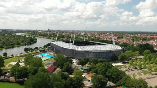 Das Weser-Stadion ist im Sonnenschein in einer Luftaufnahme zu sehen.