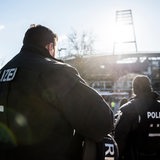 Ein Mann steht in Polizei-Uniform vor dem Bremer Weser-Stadion