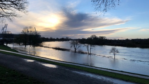 Überflutete Weser am Osterdeich im Januar 2023