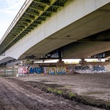 Eine Brücke führt über einen Fluss.