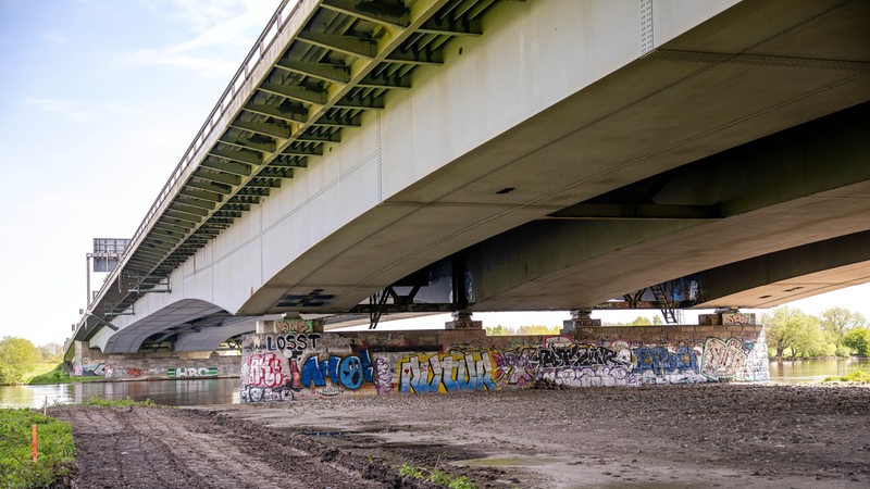 Eine Brücke führt über einen Fluss.