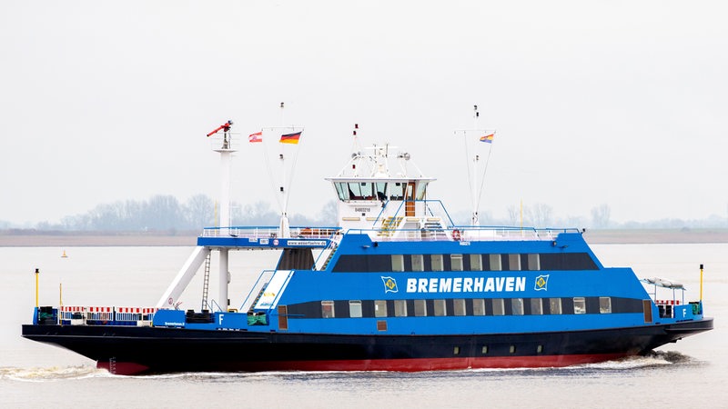 Das Fährschiff "Bremerhaven" verkehrt bei trübem Wetter zwischen Bremerhaven und Nordenham (Blexen) auf der Weser.