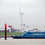 blaue Fähre vor Anleger
