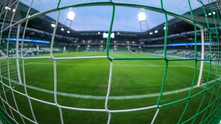 Das Weser-Stadion durch das Netz eines Fußballtores fotografiert