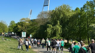 Fans auf dem Weg ins Weserstadion