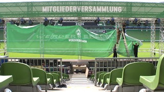 Aufbauarbeiten im Weserstadion für die Mitgliederversammlung.