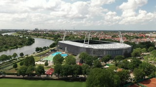 Blick auf Bremen und das Weserstadion an einem sonnigen Tag.