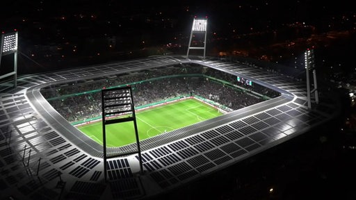 Eine Luftaufnahme des Bremer Weserstadions bei einem Flutlichtspiel.