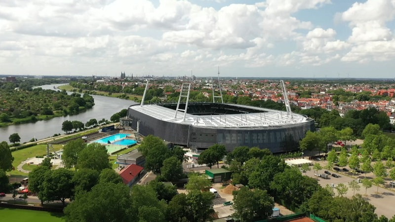 Luftbild des Weserstadions in Bremen im Sonnenlicht.