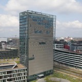 Eine Drohnenaufnahme von dem großen Wesertower in Bremen.
