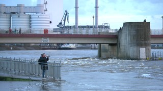 Der Wasserstand am Weserwehr in Bremen ungewöhnlich hoch.