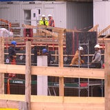 Große Baustelle, im Vordergrund ein hölzernes Gerüst