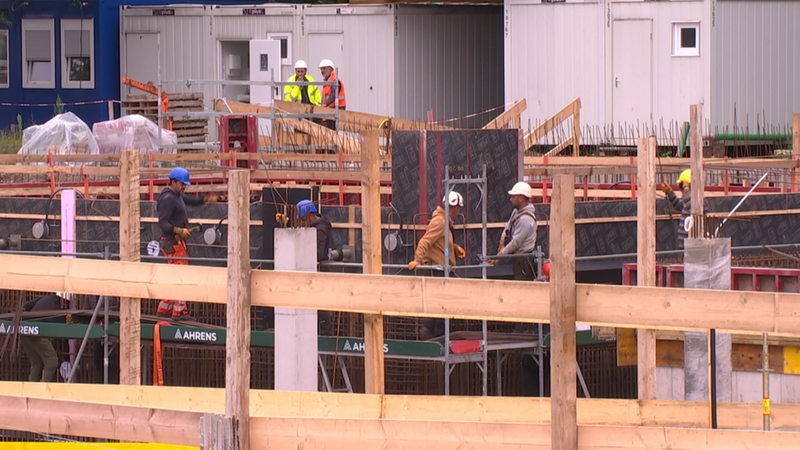 Große Baustelle, im Vordergrund ein hölzernes Gerüst