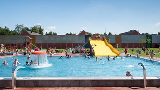 Das Westbad (Freibad) mit breiter Rutsche in Bremen Walle