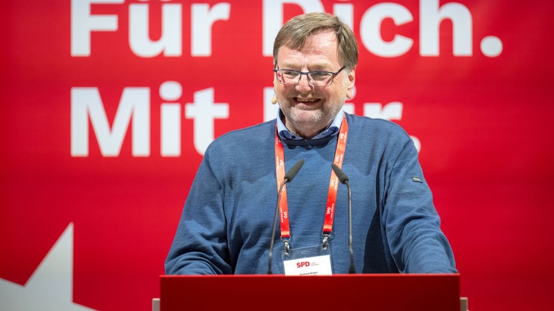 Reinhold Wetjen steht am Rednerpult.