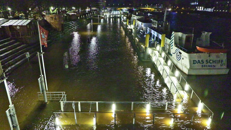 Die Uferfpromenade der Wesser ist überschwemmt.
