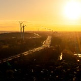Die Sonne geht über dem Bremer Stadtteil Walle auf.