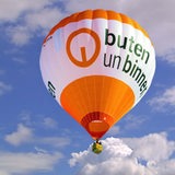 buten-un-binnen-Ballon schwebt am Himmel