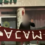 Videoscreenshot aus einem WhatsApp-Video einer Gruppe mit Transparenten vor der Zentrale der Grünen in Bremen