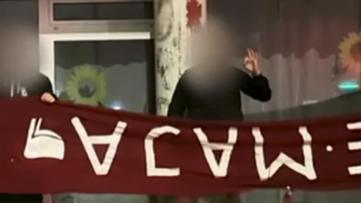 Videoscreenshot aus einem WhatsApp-Video einer Gruppe mit Transparenten vor der Zentrale der Grünen in Bremen