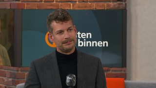 Reporter Uwe Wichert im Interview bei buten un binnen.