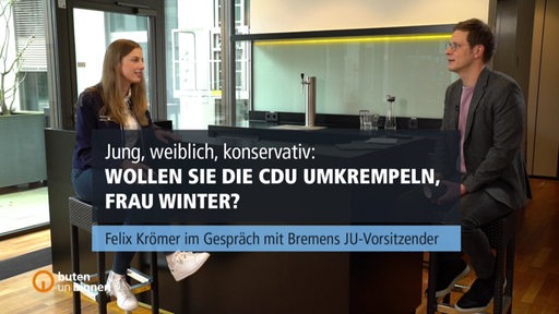 Wiebke Winter, Landesvorsitzende der Jungen Union und Moderator Felix Krömer sitzen sich gegenüber
