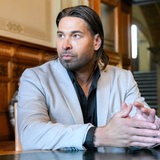 Tim Wiese sitzt im Gerichtssaal des Landgerichts Bremen.
